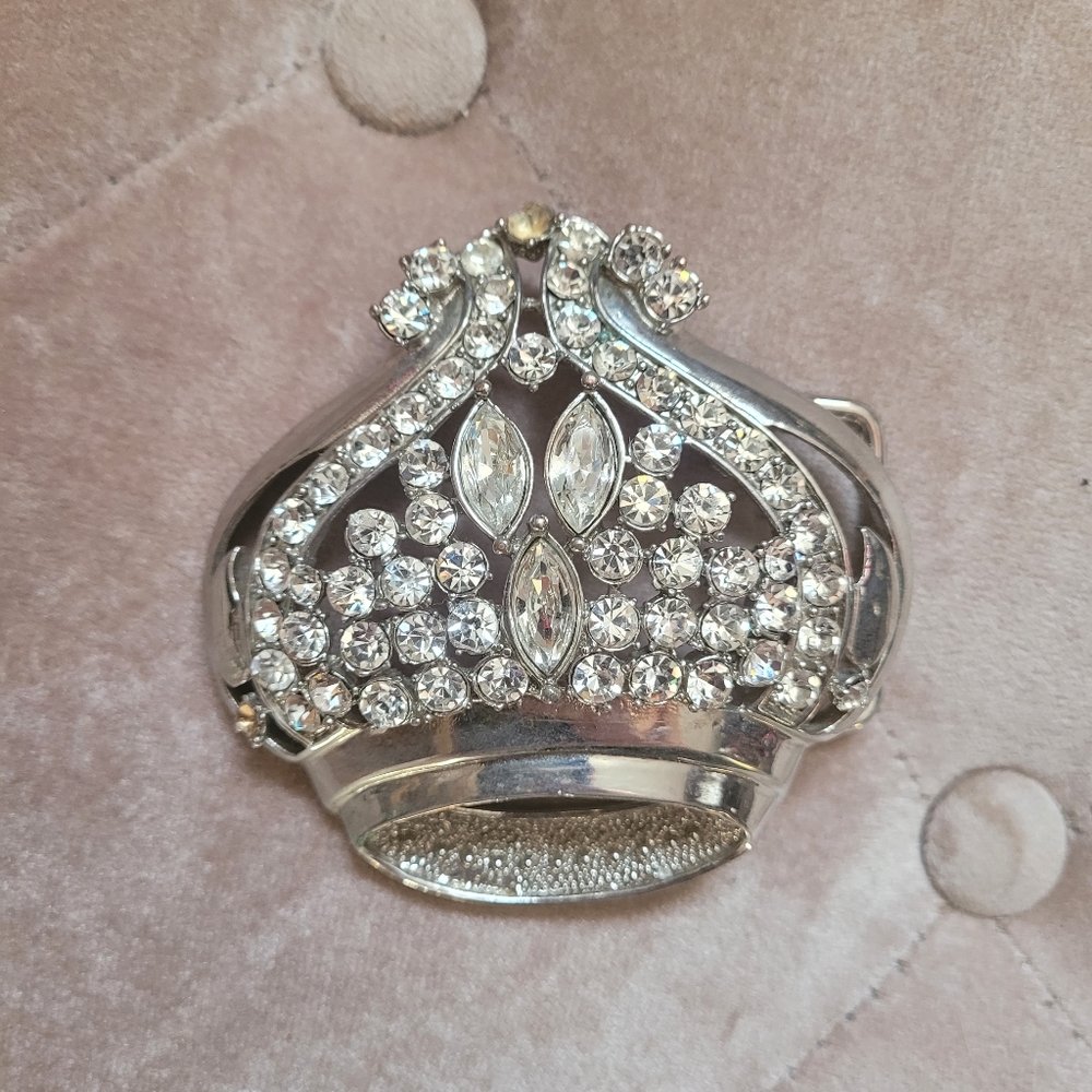 Crown belt buckle